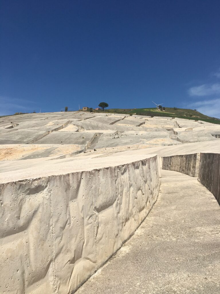 Cretto di Burri, známý Land Art projekt, zobrazuje obrovské betonové plochy a praskliny, které evokují bývalou městskou krajinu v Itálii.