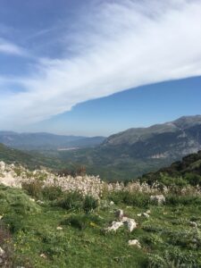Krásný výhled na přírodní park Madonie a horskou vesnici, obklopenou jarní přírodou a zelenými kopci na Sicílii.