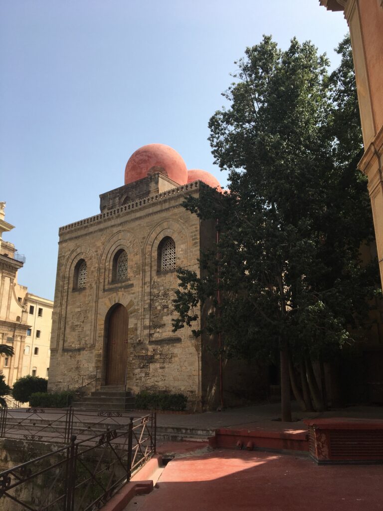 Kostel San Giovanni degli Eremiti v Palermu, známý svou unikátní arabskou a normanskou architekturou.