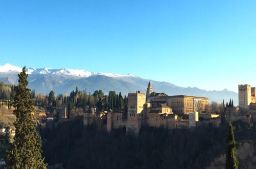 palác alhambra v granadě a za ním zasněžené vrcholky sierra nevada
