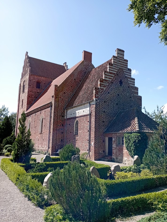 Cihlový kostel na ostrově Møn, ukázka historické dánské architektury s krásným okolím.