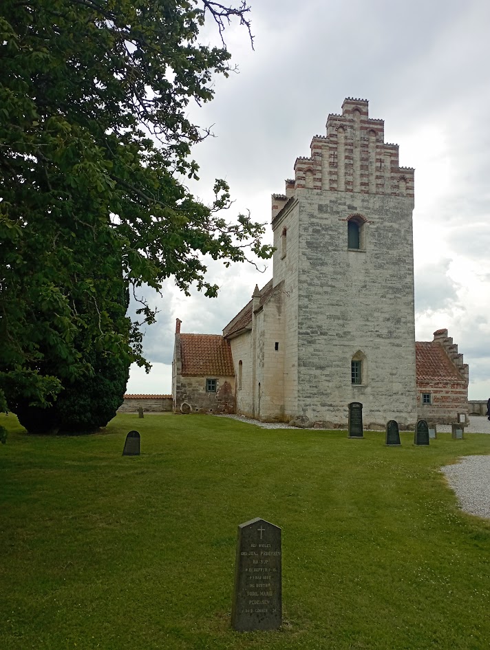 Impozantní kostel na útesu Stevns Klint v Dánsku, zapsaný na seznamu UNESCO.