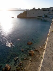 Hradby s výhledem na moře a část města Castellammare del Golfo na Sicílii