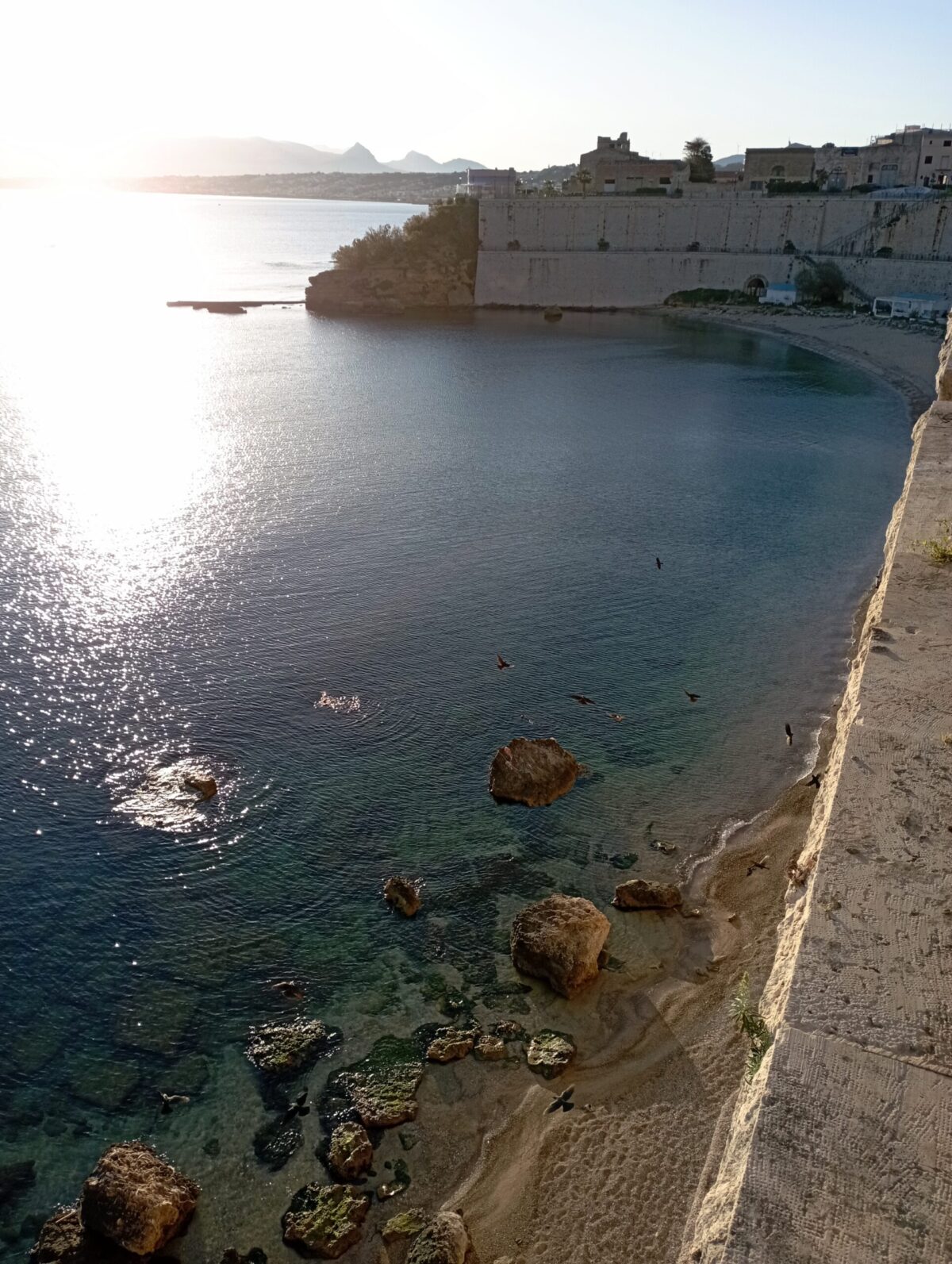 Hradby s výhledem na moře a část města Castellammare del Golfo na Sicílii